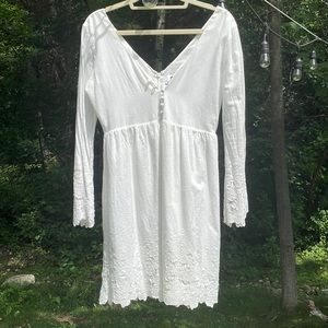 Gorgeous Dolce Vita white dress w/ flared sleeves